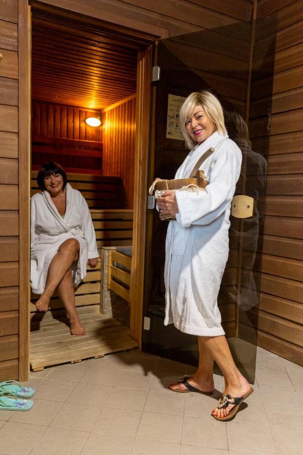 Hotel Mistral Sport Gniewino Esterno foto